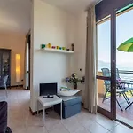 With Terrace And Stunning View Ferienhaus *