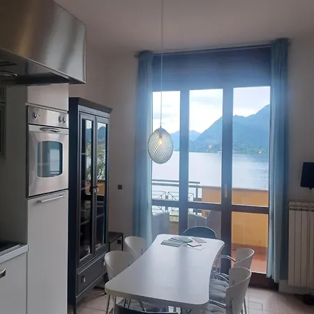 Hébergement de vacances With Terrace And Stunning View Stresa