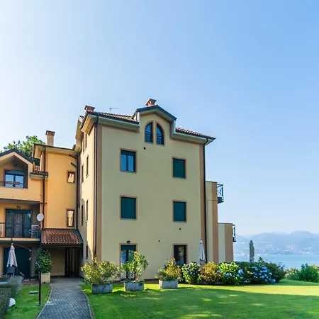 With Terrace And Stunning View Στρέσα