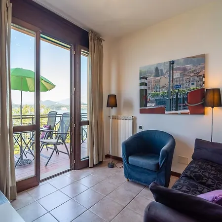 With Terrace And Stunning View Στρέσα