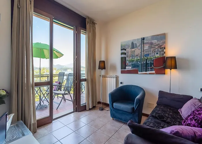 With Terrace And Stunning View Στρέσα