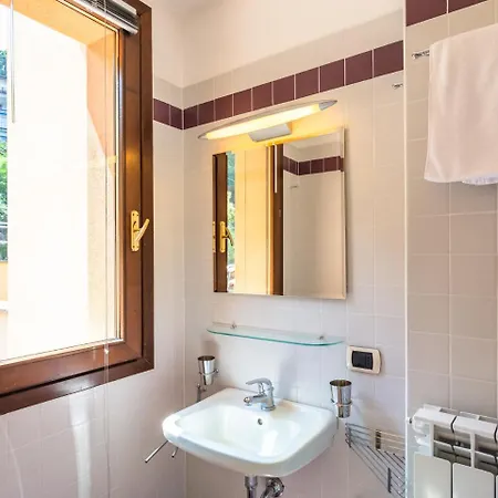 With Terrace And Stunning View Hébergement de vacances Stresa